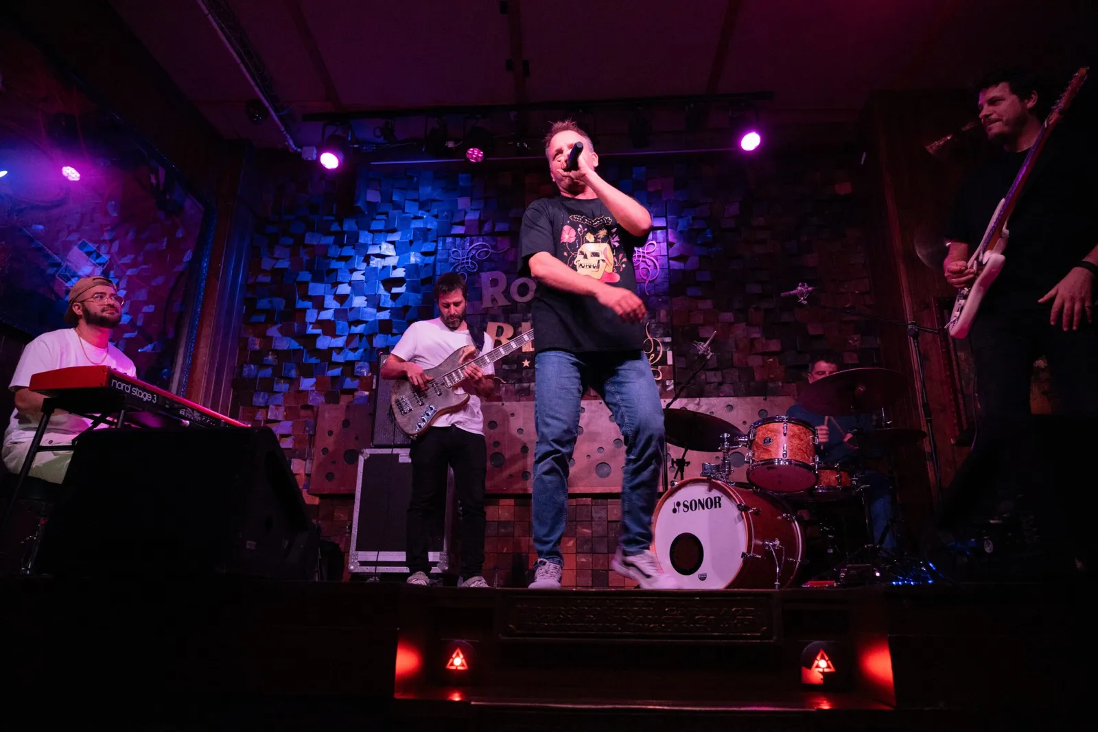 Xtragos & The Feelmakers durante una actuación, con voz, teclados, guitarra, bajo y batería